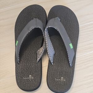 NWOT Sanuk Charcoal Sandals Checkered Detail Size 9